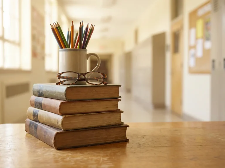 Könyvek és ceruzák, gyermeknevelés könyvajánló illusztráció